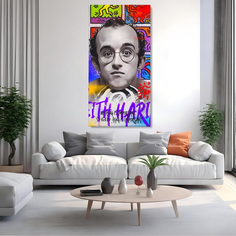Tablou canvas cu tablou canvas cu portret alb negru si grafica keith haring, fara rama, pe sasiu de lemn, pe perete intr-un living